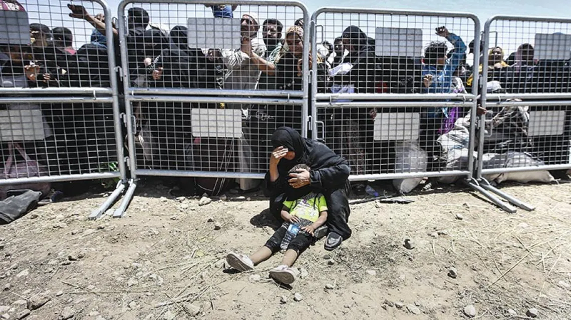Syryjscy uchodźcy oczekujący na transport po przekroczeniu granicy Turcji, 10 czerwca 2015 r. / Fot. Osman Orsal / REUTERS / FORUM