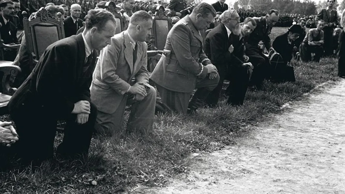 Od 1945 r., Polska i Czechosłowacja prowadziły spór graniczny o Ziemię Kłodzką, także poprzez demonstracje i msze polowe. Klęczą przedstawiciele władz, m.in. gen. Stanisław Popławski (trzeci z lewej), obok wiceprezydent KRN St. Grabski, 5 maja 1946 r. / Fot. PAP