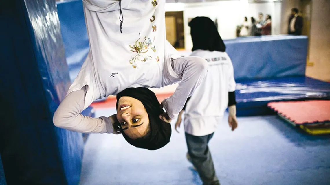Irańska akrobatka Mahsa Khakbazan na co dzień uprawia parkour – pokonywanie miejskich przeszkód – z grupą podobnych jej kobiet z Teheranu, 2014 r. / Fot.Behrouz Mehri / AFP / EAST NEWS