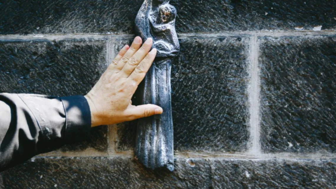 Ocalała statuetka Marii Panny. Pogorzelisko w Tabdze, 18 czerwca 2015 r. / Fot. Atef Safadi / EPA / PAP