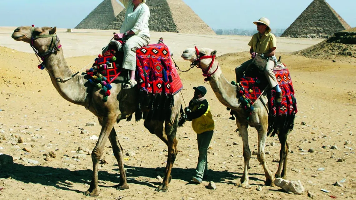 Wakacje marzeń czy wakacje z marzeniami? Zachodni turyści pod piramidami w Egipcie, 2009 r.  / Fot. Tarek Mostafa / REUTERS / FORUM