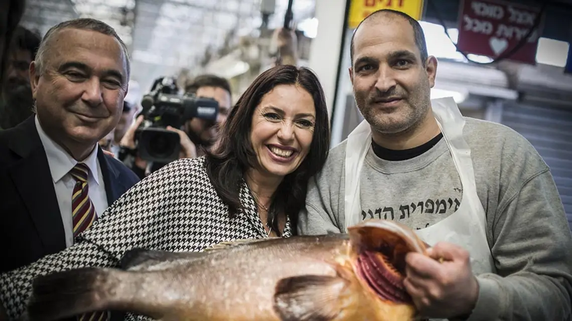 Minister Miri Regev na targu w Netanii na północ od Tel Awiwu, luty 2015 r. / Fot. Amir Cohen / REUTERS / FORUM