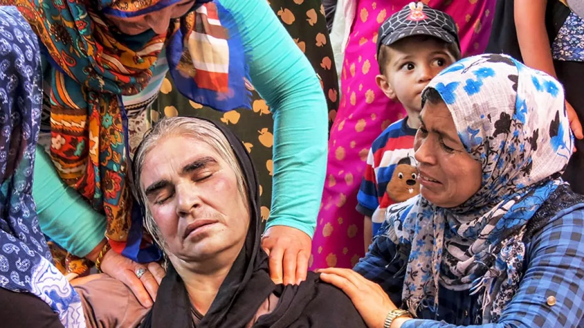 Rodziny przed kostnicą w mieście Suruç, dokąd zwożono ofiary ataku na Kobane, koniec czerwca 2015 r. / Fot. Witold Repetowicz