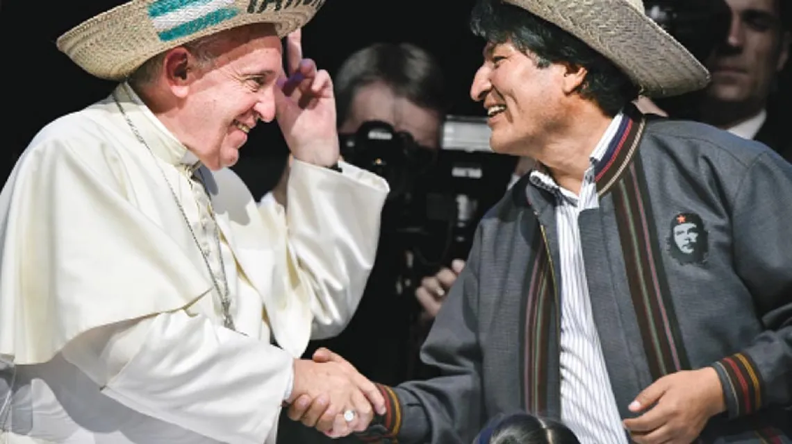 Franciszek i prezydent Boliwii Evo Morales Ayma, Santa Cruz, 9 lipca 2015 r. / Fot. Cris Bouroncle / AFP / EAST NEWS