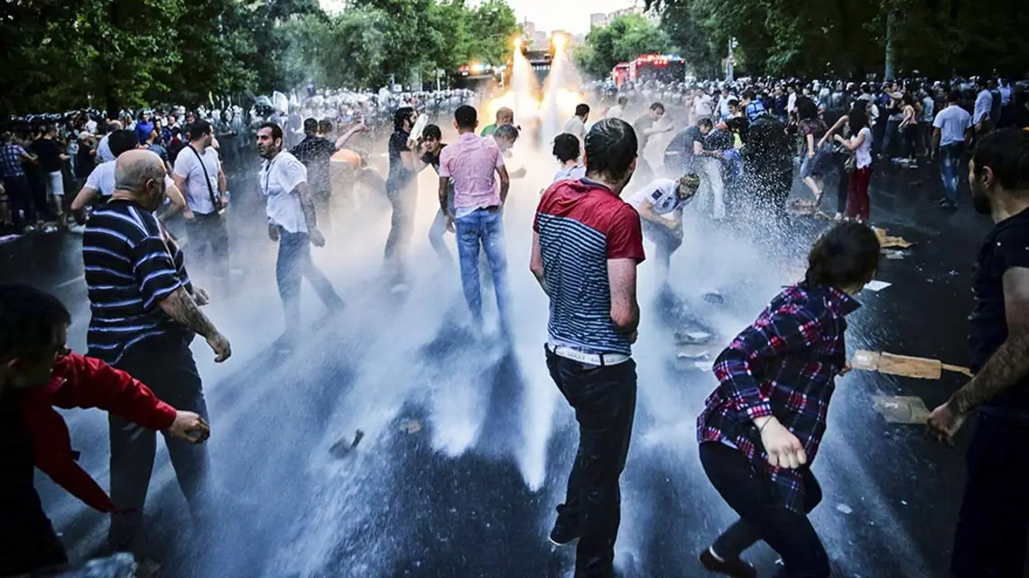Bitwa z policją na ulicach Erywania, czerwiec 2015 r. / Fot. Zareh Safaryan / CITIZENSIDE / EAST NEWS