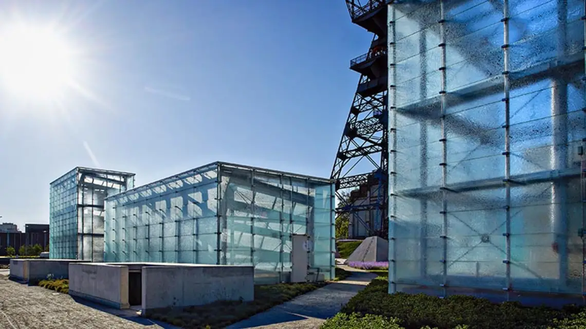 Muzeum Śląskie: wieże z mrożonego szkła. W tle szyb Warszawa II z tarasem widokowym. / Fot. Bartek Barczyk