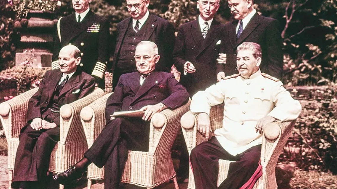 Po zakończeniu konferencji poczdamskiej: nowy brytyjski premier Clement Attlee (pierwszy z lewej), prezydent USA Harry S. Truman i Józef Stalin w mundurze generalissimusa; sierpień 1945 r. / Fot. Bettmann / CORBIS