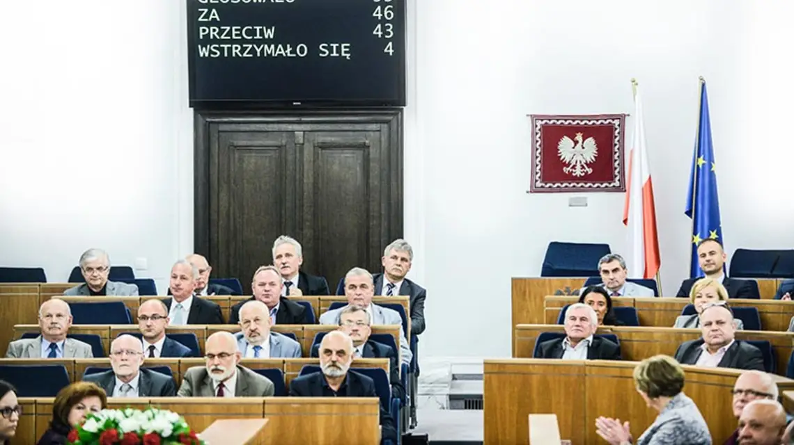 Podczas debaty nad ustawą o in vitro niektórzy senatorowie mówili m.in., że otwiera ona „piekielne wrota”, czy że osoba poczęta in vitro cierpi na „zespół ocaleńca”. Na zdjęciu: głosowanie 10 lipca 2015 r. / Fot. Jakub Kamiński / PAP
