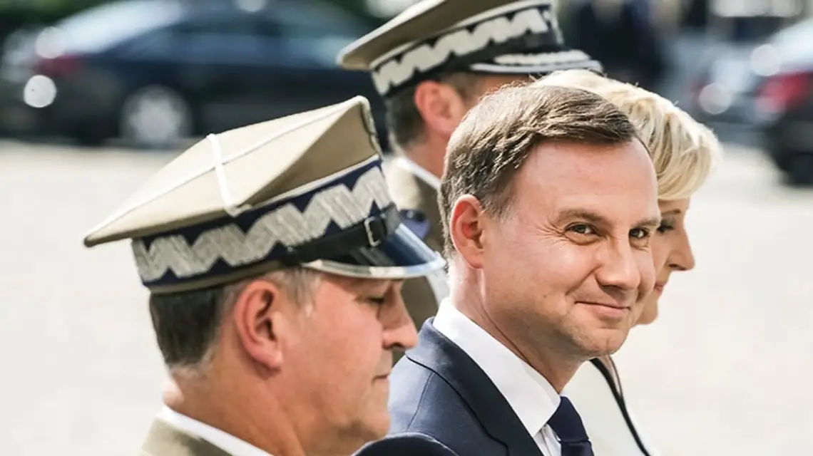Przed Pałacem Prezydenckim, Warszawa, 6 sierpnia 2015 r. / Fot. Beata Zawrzel / REPORTER