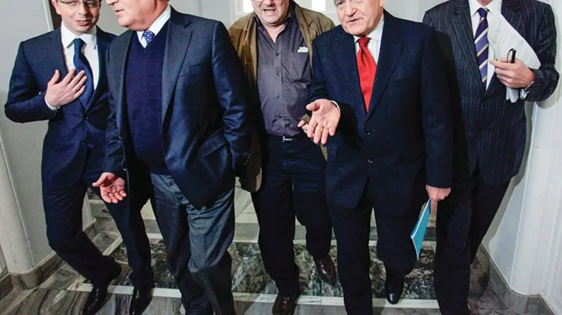 Przed debatą „Okrągły Stół – doświadczenie polskie czy uniwersalna metoda na demokratyzację”. Od lewej: rzecznik SLD Dariusz Joński, Aleksander Kwaśniewski, Adam Michnik, Leszek Miller i Jerzy Wenderlich. Sejm, luty 2014 r. / Fot. Sławomir Kamiński / AGENCJA GAZETA