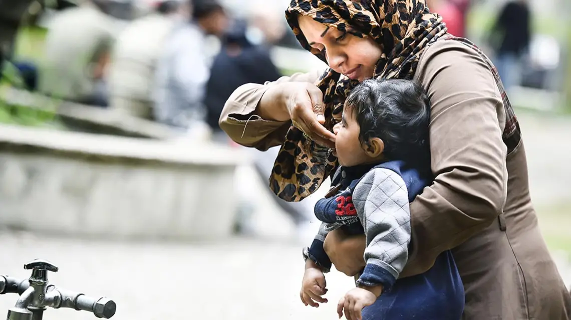 Przed ośrodkiem zdrowia i pomocy społecznej w berlińskiej dzielnicy Moabit, lipiec 2015 r. / Fot. Tobias Schwarz / AFP / EAST NEWS