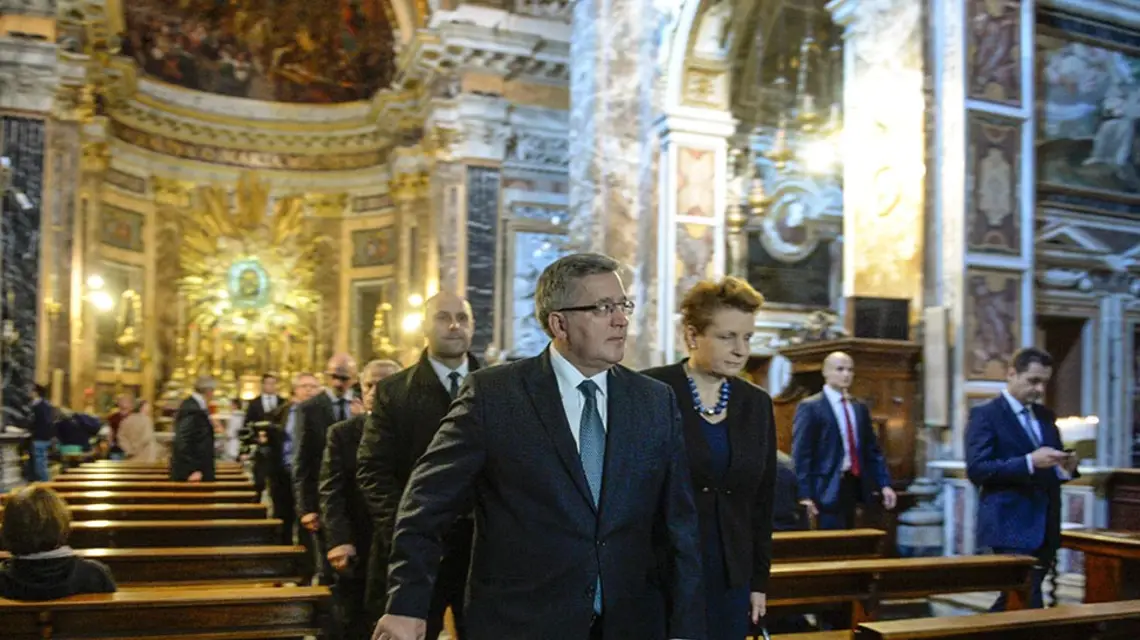 Bronisław Komorowski w rzymskim kościele Santa Maria della Vittoria, 30 października 2014 r. / Fot. Jacek Turczyk / PAP