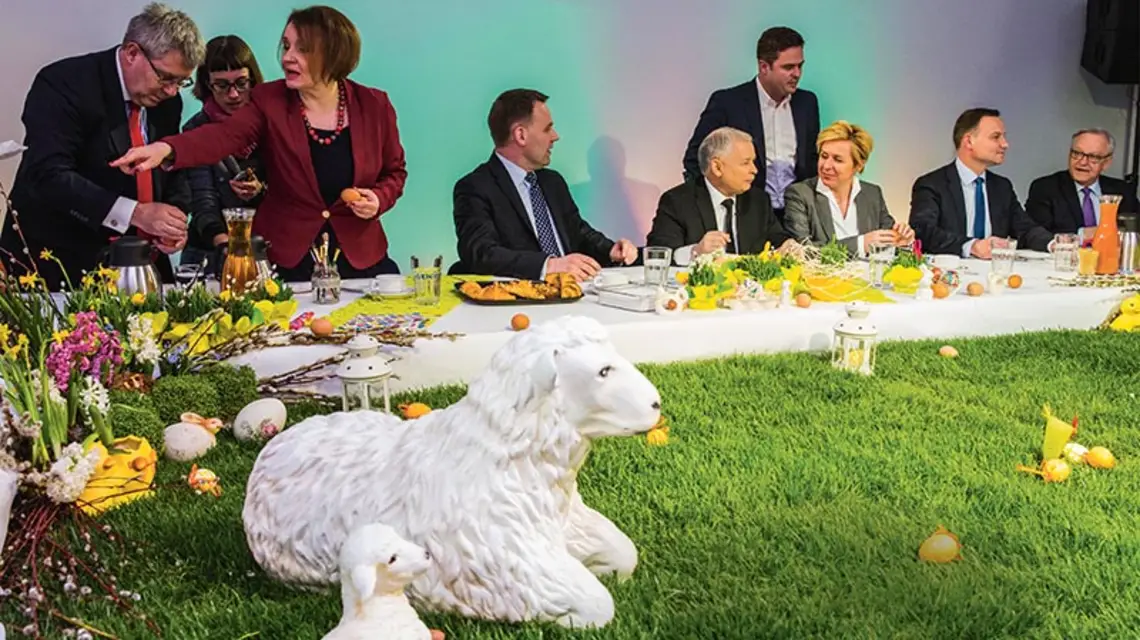 Jarosław Kaczyński wraz z najbliższymi współpracownikami malował pisanki przed Świętami Wielkanocnymi. Od lewej: R. Czarnecki, A. Zalewska, D. Jackiewicz, J. Kaczyński, A. Hofman, J. Wiśniewska, A. Duda i B. Piecha. Warszawa, 2014 r. / Fot. Andrzej Iwańczuk / REPORTER / EAST NEWS