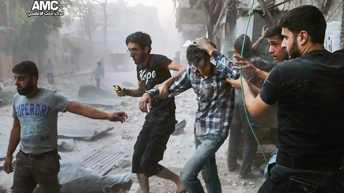 Po nalocie. Aleppo, 31 lipca 2016 r. / Fot. Aleppo Media Center / AP / EAST NEWS