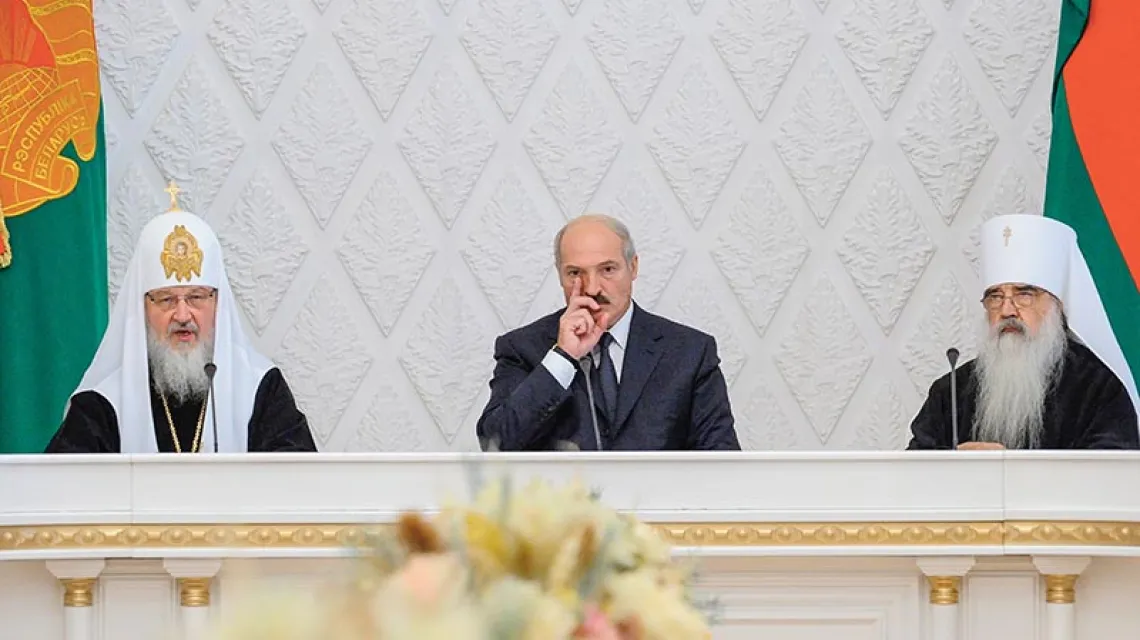 Partriarcha Moskwy Kirył (pierwszy z lewej), prezydent Aleksander Łukaszenka i ówczesny egzarcha Białorusi Filaret. Mińsk, wrzesień 2009 r.  / Fot. Sergey Pyatakov / AFP / EAST NEWS