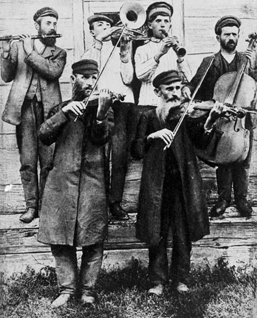 Orkiestra klezmerska na weselu, Ukraina, ok. 1925 r. / Fot. Menakhem Kipnis.h / DE.WIKIPEDIA.ORG