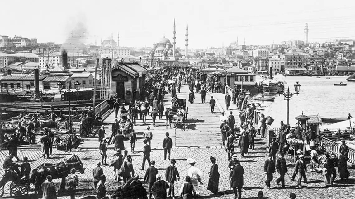 Most Galata w Stambule, ok. 1910 r. / Fot. GETTY IMAGES