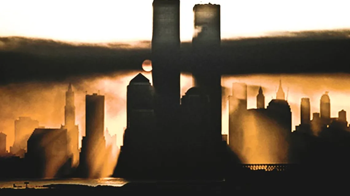 Manhattan w dymie po zapaleniu się na Staten Island tysięcy zużytych opon, 23 listopada 1987 r. / Fot. Stan Atava