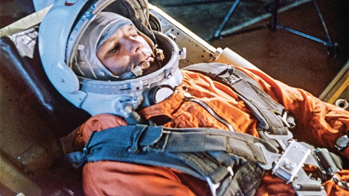 Jurij Gagarin podczas treningu w 1960 r., na rok przed lotem w kosmos. NNa jego lewej ręce zegarek marki Szturmanskie przeznaczony dla oficerów lotnictwa. / Fot. ITAR-TASS / PAP