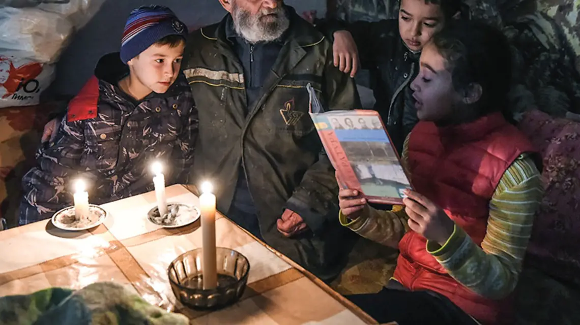 „Nie ma pieniędzy. Ale trzymajcie się, życzę dobrego nastroju” – mówił emerytom premier Miedwiediew podczas gospodarskiej wizyty na Krymie. Na zdjęciu: w okupowanym krymskim Bakczysaraju, 2016 r. / Fot. Robyn Beck / AFP / EAST NEWS