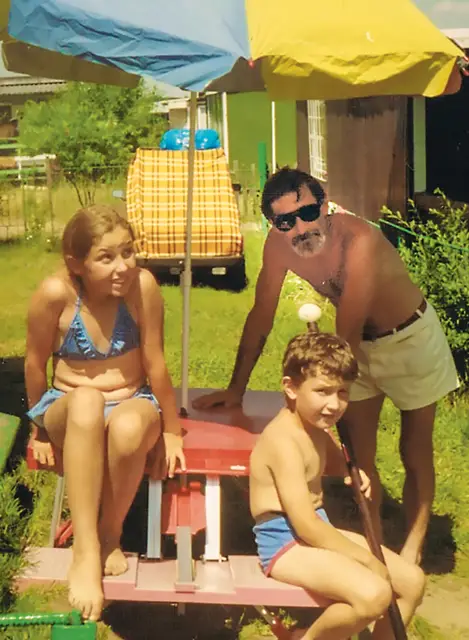 Andrzej Cichy z dziećmi: Kariną i Dawidem. Dymaczewo, woj. wielkopolskie, 1995 r. / Fot. Archiwum rodzinne