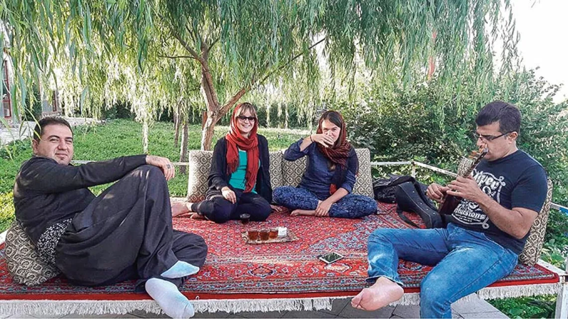 Choć kontakty między niespokrewnionymi osobami płci przeciwnej są zabronione, łatwo ten zakaz ominąć. Ogrody w Teheranie, 2016 r. / Fot. Omid Miri