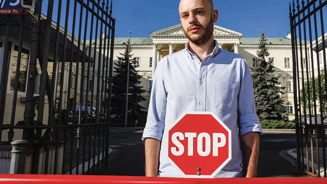 Jan Śpiewak przed warszawskim ratuszem, 15 września 2016 r. / Fot. Stefan Maszewski / REPORTER
