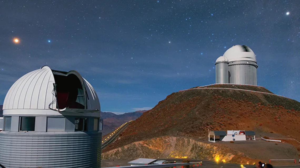 Mars (w odpowiedniej odległości) nad obserwatorium La Silla w Andach / Fot. European Southern Observatory