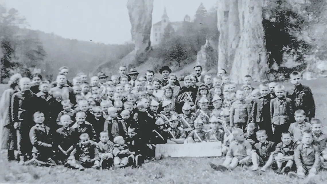 Dzieci ze schroniska w Pieskowej Skale, rok 1944 lub 1945. W tle zamek i Maczuga Herkulesa. / Fot. Materiały wydawcy