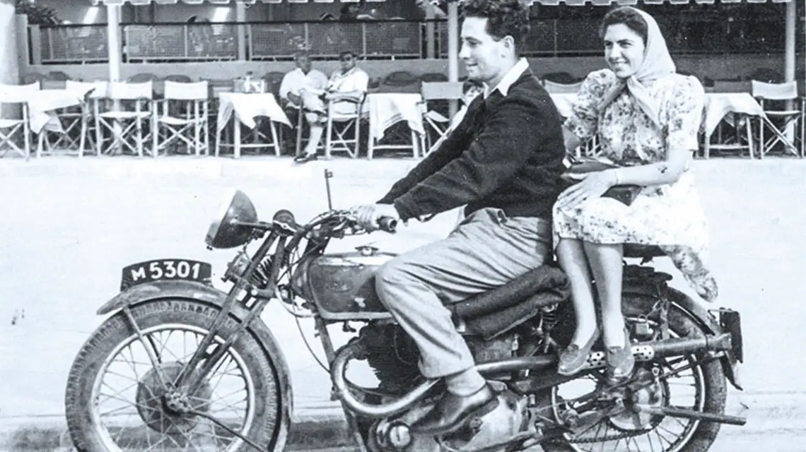 Szimon Peres z żoną Sonią Gelman w kibucu Alumot. Izrael, 1945 r. / Fot. IDF / SIPA / EAST NEWS