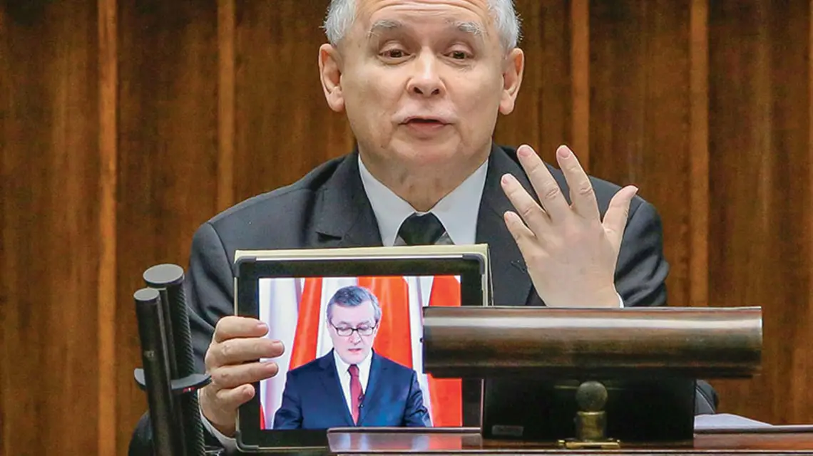 Początki nowej telewizji publicznej – Jarosław Kaczyński odtwarza wystąpienie kandydata PiS na premiera prof. Piotra Glińskiego, Sejm, 7 marca 2013 r. / Fot. Paweł Supernak / PAP