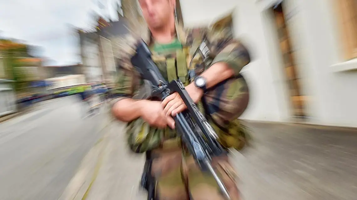 Żołnierz patroluje ulice podczas wyścigu kolarskiego, Plumelec, Francja, wrzesień 2016 r. / Fot. Loic Venance / AFP / EAST NEWS