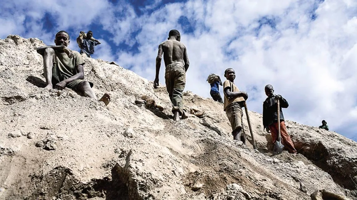 Młodociani robotnicy w kopalni miedzi Ruashi, Lubumbashi (Kongo), 2005 r. / Fot. Per-Anders Pettersson / GETTY IMAGES