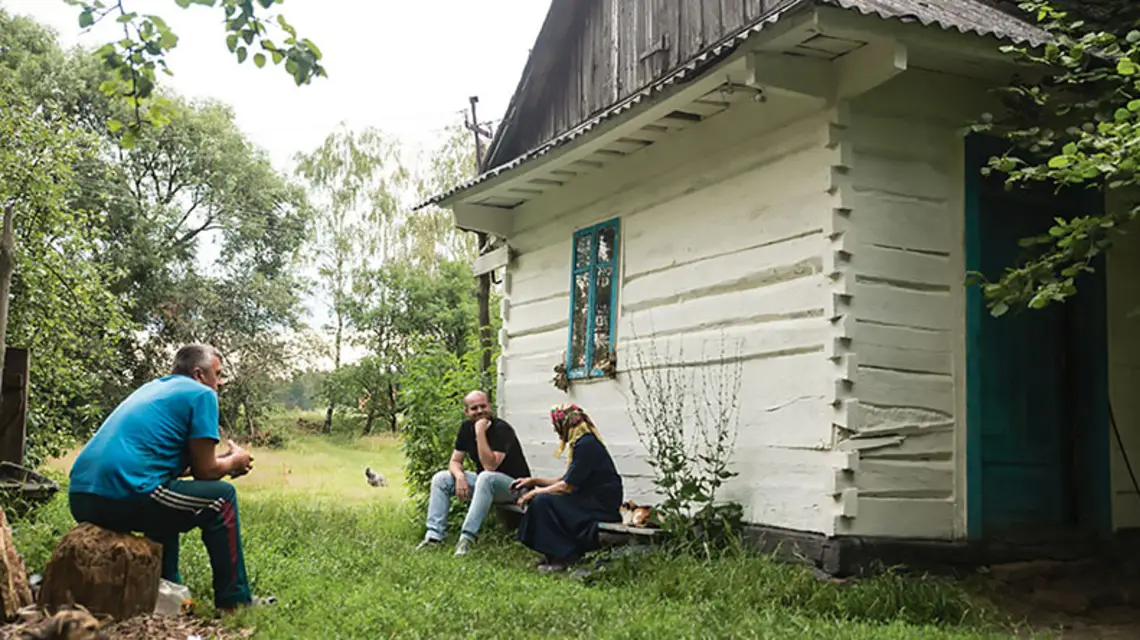 Pani Szura – jedna z bohaterek książki – z synem w rozmowie z Witoldem Szabłowskim. Wieś Sokół, niedaleko miejsca, gdzie stały Ostrowki Wołyńskie. / Fot. Marcin Jończyk / ZNAK