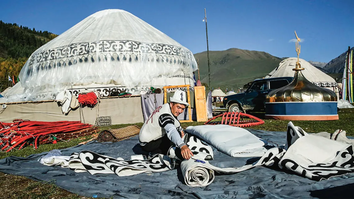 Budowa jurty na Światowych Igrzyskach Nomadów, Kyrchyn Gorge (Kirgistan), wrzesień 2016 r. / Fot. Olivia Harris / GETTY IMAGES