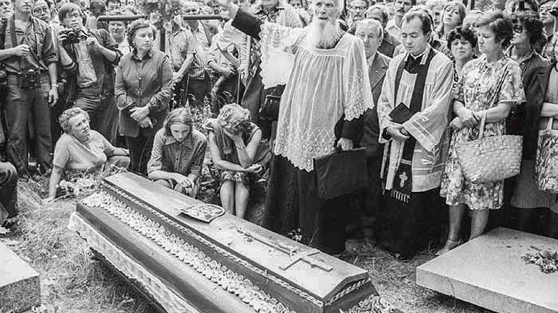 Pogrzeb Henryka Kuronia, ojca Jacka, 1982 r.  / Fot. Wojtek Laski / EAST NEWS