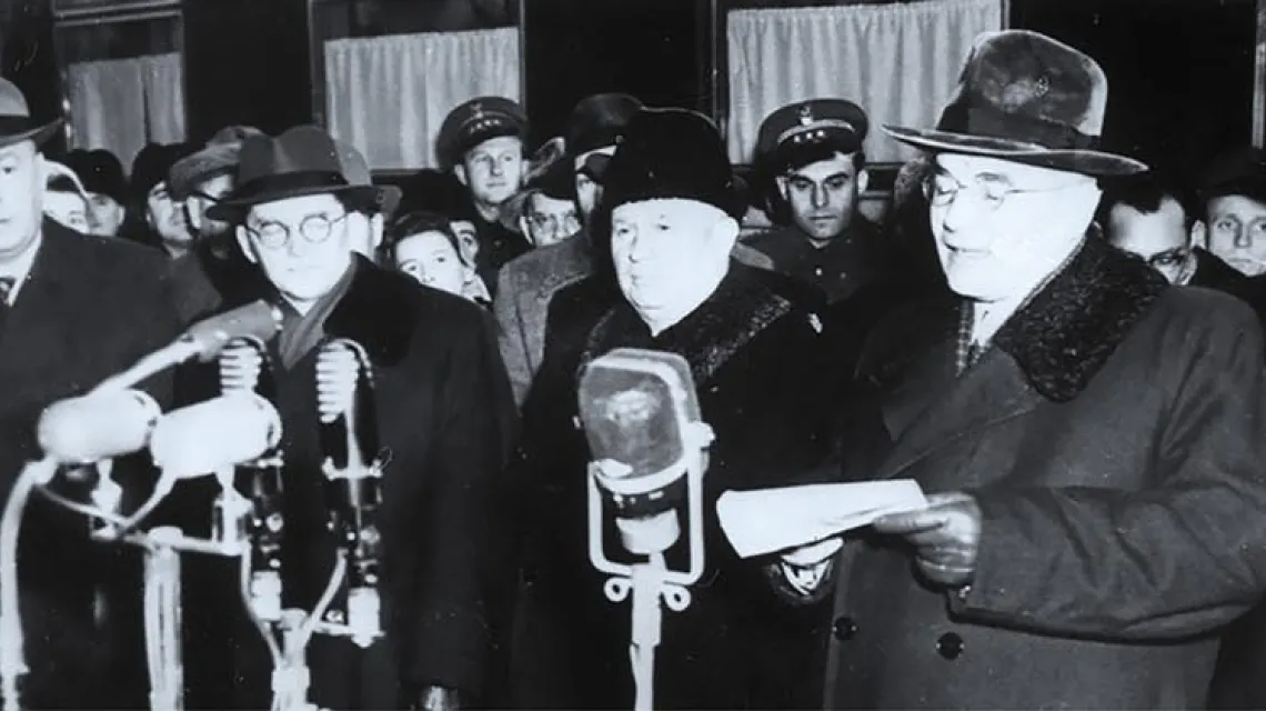 Władysław Gomułka przemawia po przybyciu na Dworzec Białoruski. Moskwa, 15 listopada 1956 r. Trzeci od lewej Nikita Chruszczow.  / Fot. EAST NEWS / AFP PHOTO // MONTAŻ 