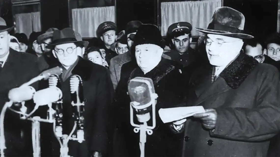 Władysław Gomułka przemawia po przybyciu na Dworzec Białoruski. Moskwa, 15 listopada 1956 r. Trzeci od lewej Nikita Chruszczow. / Fot. EAST NEWS / AFP PHOTO // MONTAŻ 
