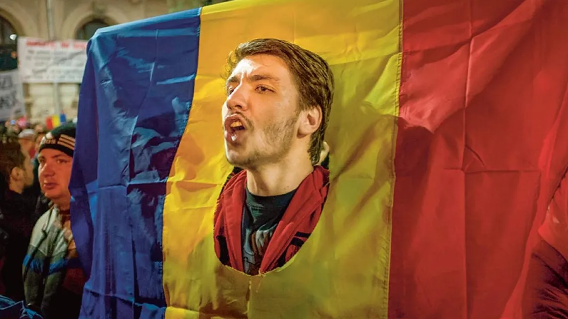 Protesty młodych Rumunów przeciwko „grupie trzymającej władzę”. Bukareszt, listopad 2015 r.  / Fot. Andrei Pungovschi / ANADOLU AGENCY / GETTY IMAGES