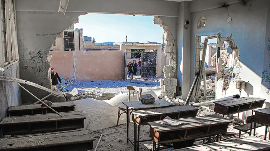 Szkoła we wsi Hass po ataku lotniczym. Prowincja Idlib, północno-zachodnia Syria, 26 października 2016 r. / Fot. Omar Haj Kadour / AFP / EAST NEWS
