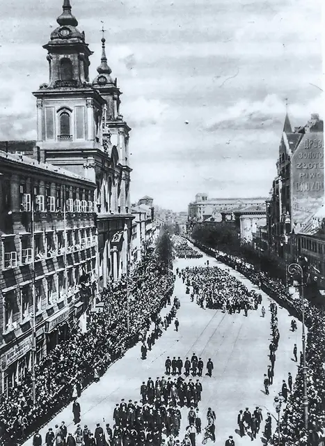 Pochód na Krakowskim Przedmieściu. Warszawa, 17 listopada 1918 r. / Fot. Narodowe Archiwum Cyfrowe