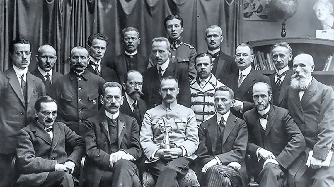 Rząd polski zaprzysiężony 18 listopada 1918 r. z Jędrzejem Moraczewskim jako premierem. W środku Piłsudski, obok po lewej Moraczewski. / Fot. Domena publiczna