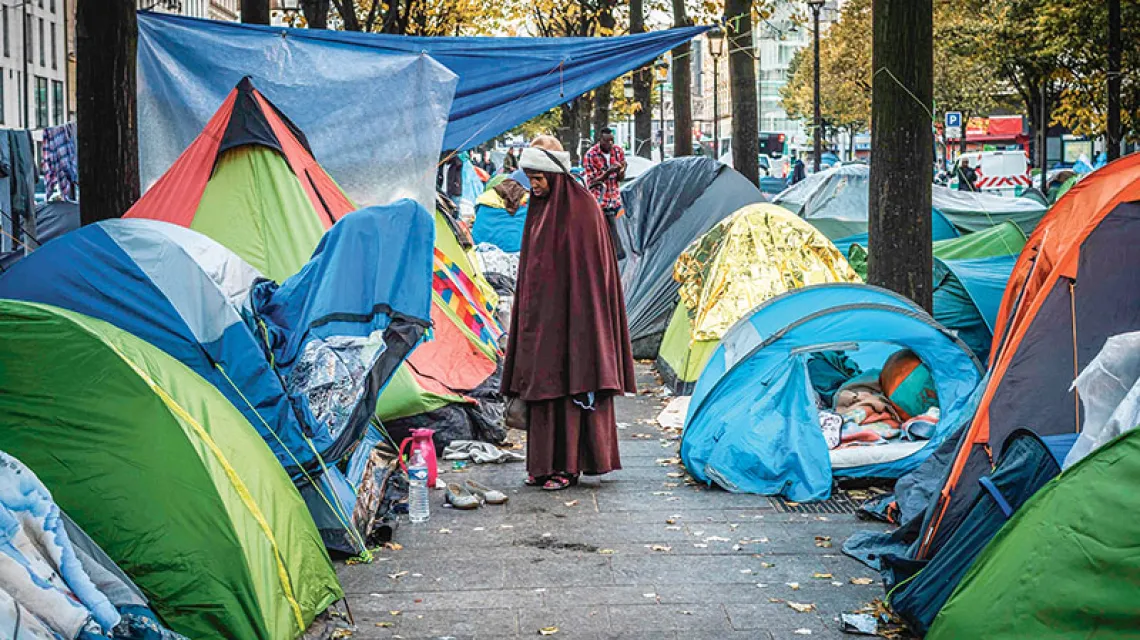 Namioty imigrantów przy paryskiej stacji metra Stalingrad – jedno z wielu miejsc we francuskiej stolicy, gdzie mieszkają przybysze ze zlikwidowanego obozu w Calais, 3 listopada 2016 r. / Fot. Lionel Bonaventure / AFP / EAST NEWS
