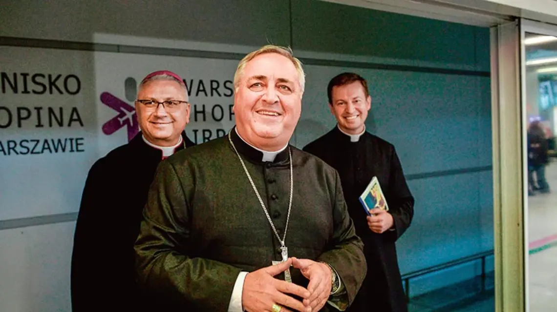 Nuncjusz Pennacchio w towarzystwie bp. Artura Mizińskiego i ks. Pawła Rytela-Andrianika, Warszawa, 31 października 2016 r. / Fot. Marcin Obara / PAP