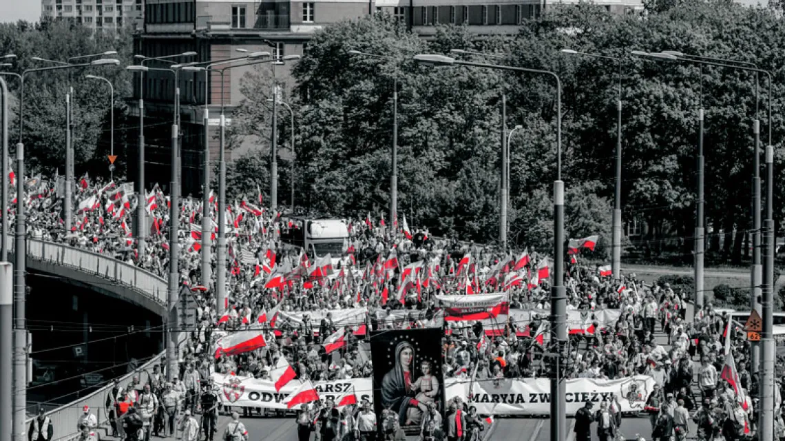 Marsz pod hasłem „Odwagi Polsko”, Warszawa, 7 maja 2016 r. / Fot. Mariusz Gaczyński / EAST NEWS // MONTAŻ „TP”