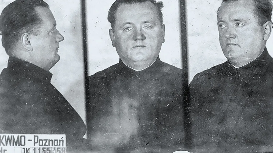Zdjęcie ks. Białka, inicjatora pomocy dla więźniów, wykonane w poznańskim areszcie w 1959 r. / Fot. Instytut Pamięci Narodowej