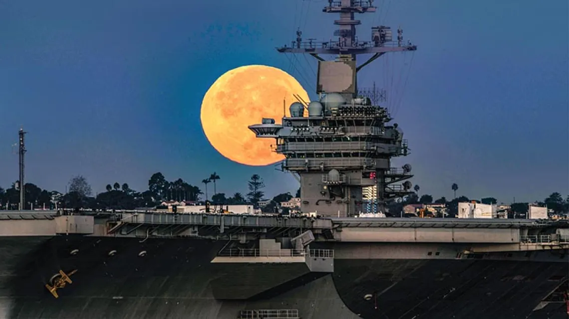 Superksiężyc nad lotniskowcem USS Theodore Roosevelt, Coronado, Kalifornia, 14 listopada 2016 r. / Fot. US NAVY / PO2 ABE MCNATT / AFP PHOTO / EAST NEWS
