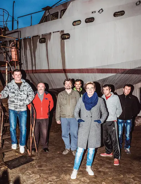 Adriana Porowska ze swoimi podopiecznymi buduje jacht. Ursus, 16 listopada 2016 r. / Fot. Filip Klimaszewski dla „TP”
