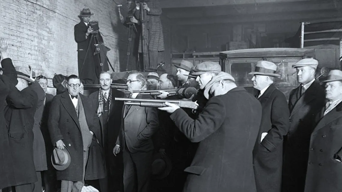 Policyjna rekonstrukcja masakry gangu Morana w  garażu na North Clark Street, koroner Bundesen trzeci od prawej. Chicago, 1929 r. / Fot. Chicago History Museum / GETTY IMAGES