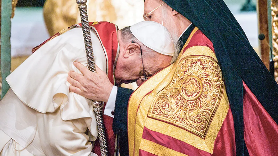 Patriarcha Ekumeniczny Konstantynopola Bartłomiej I błogosławi Franciszka, Stambuł, 30 listopada 2014 r. / Fot. Alessia Giuliani / CPP / POLARIS / EAST NEWS